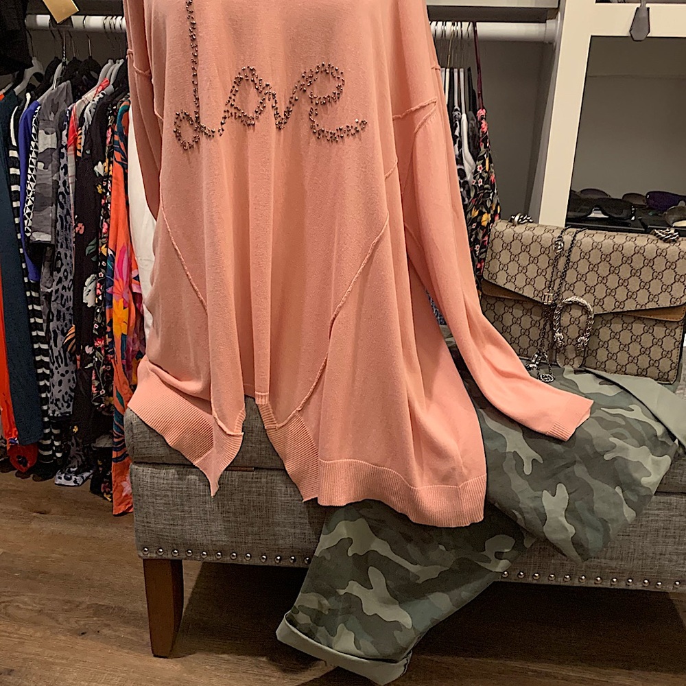 LLOVE this very cute sweater it has LOVE it the sweater is thin and versatile